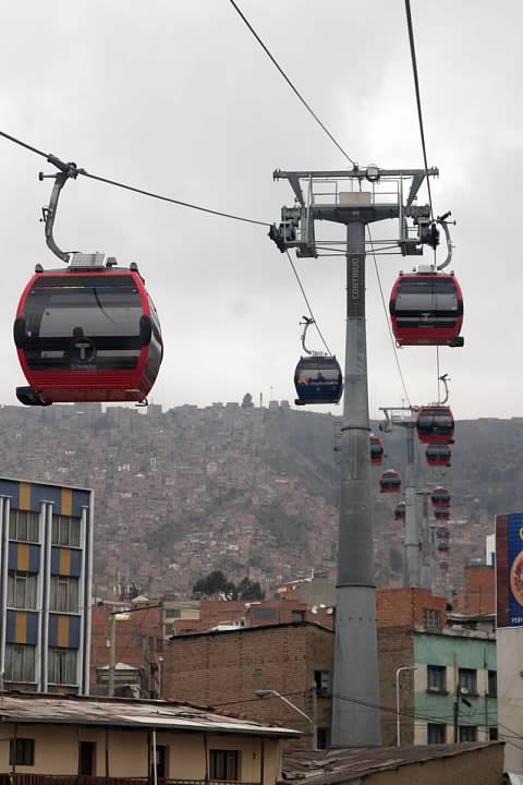 Mi Teleférico's red line connects the area northwest of downtown La Paz with the heights of El Alto