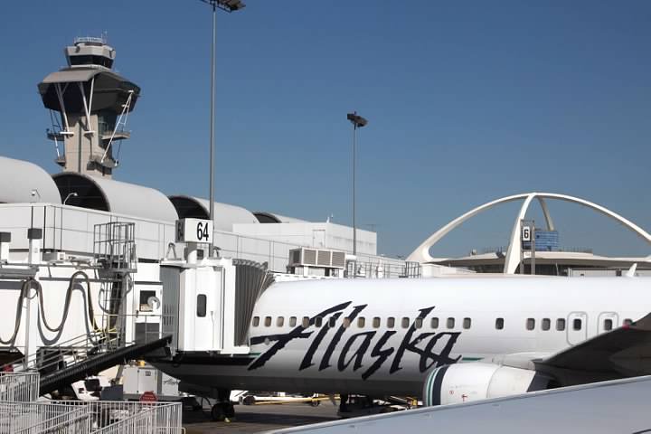 Alaska 739 arrived at LAX Gate 66